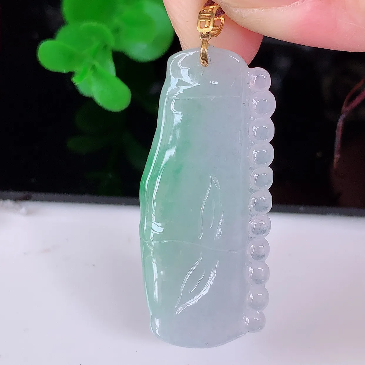 自然光实拍，18K金镶嵌冰飘绿翡翠节节高竹节玉坠，款式时尚大方，竹节寓意好，佩戴事业，学业节节高升！#41.6