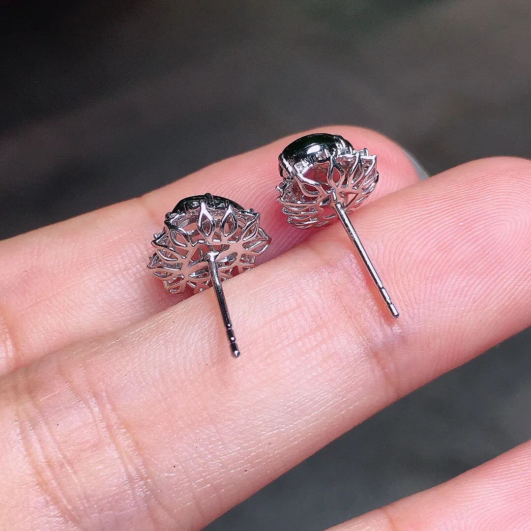 阳绿️耳钉，色泽均匀艳丽，玉质细腻，荧光感超
强，饱满圆润，气质满满。18k
金豪华镶嵌