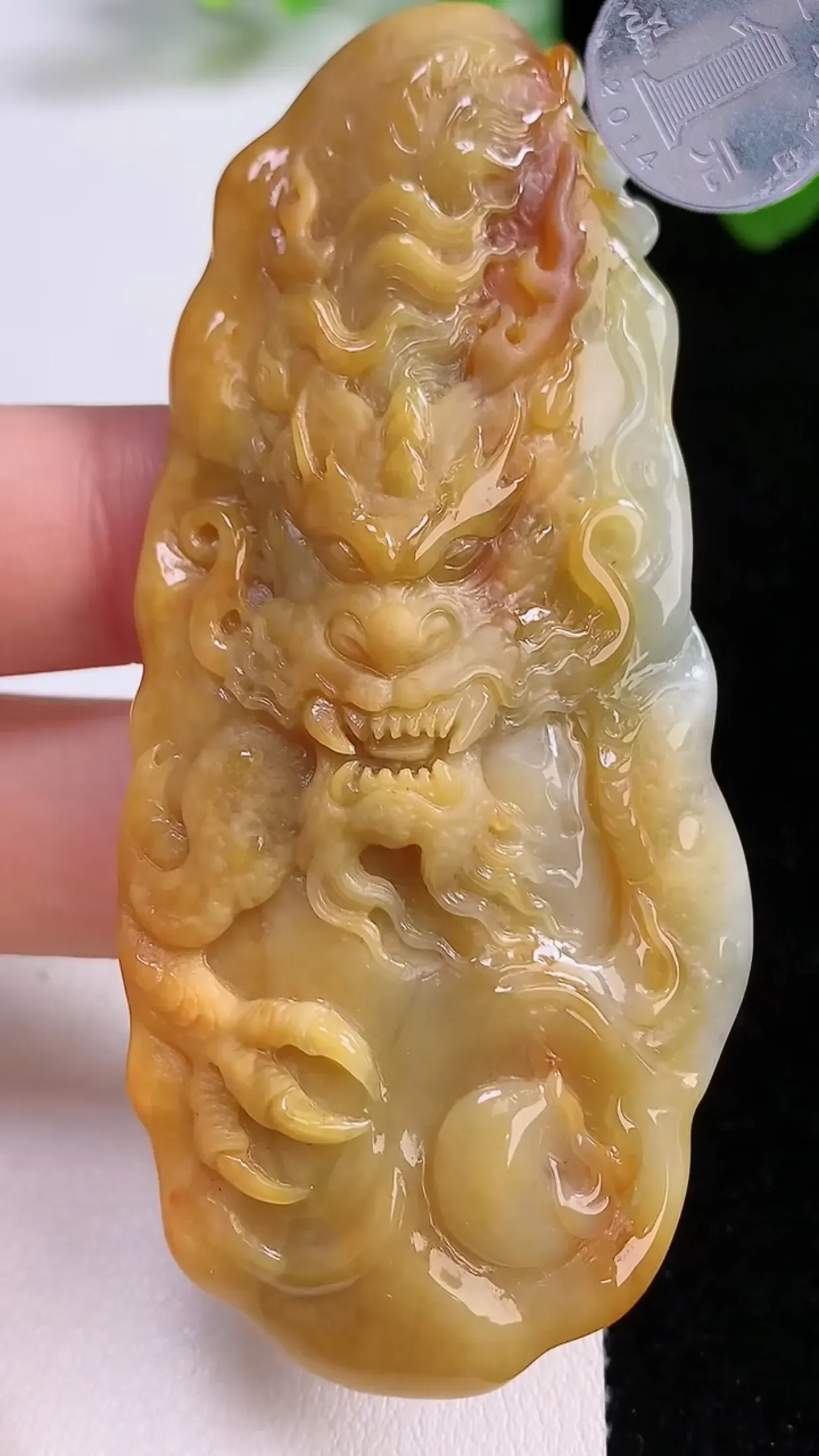 缅甸天然翡翠a货 老坑料起胶冰润 双彩黄翡霸气龙牌吊坠，尺寸75-33.5-10.2mm y 41.00