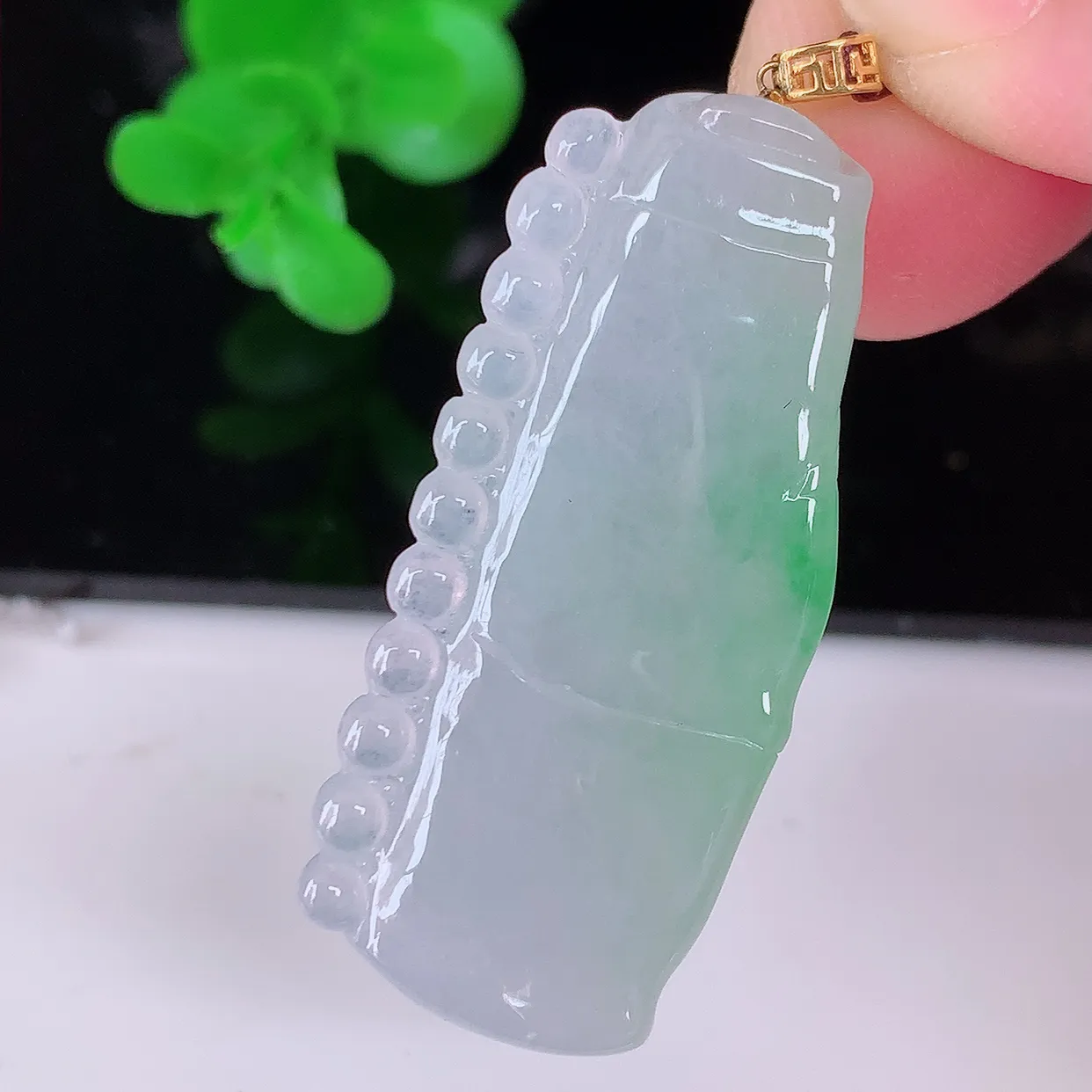 自然光实拍，18K金镶嵌冰飘绿翡翠节节高竹节玉坠，款式时尚大方，竹节寓意好，佩戴事业，学业节节高升！#41.6