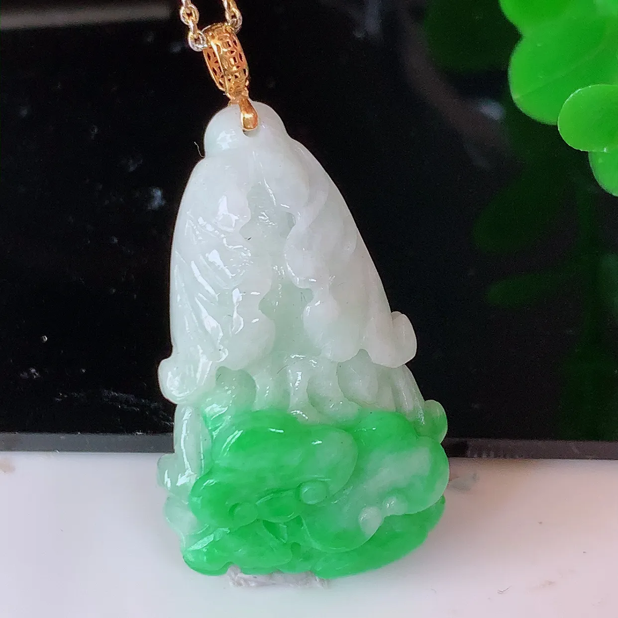 18K金镶嵌飘绿翡翠招百财白菜吊坠，百财聚来，财源滚滚，色泽鲜艳，精工水润的白菜，性价比高！#1.26