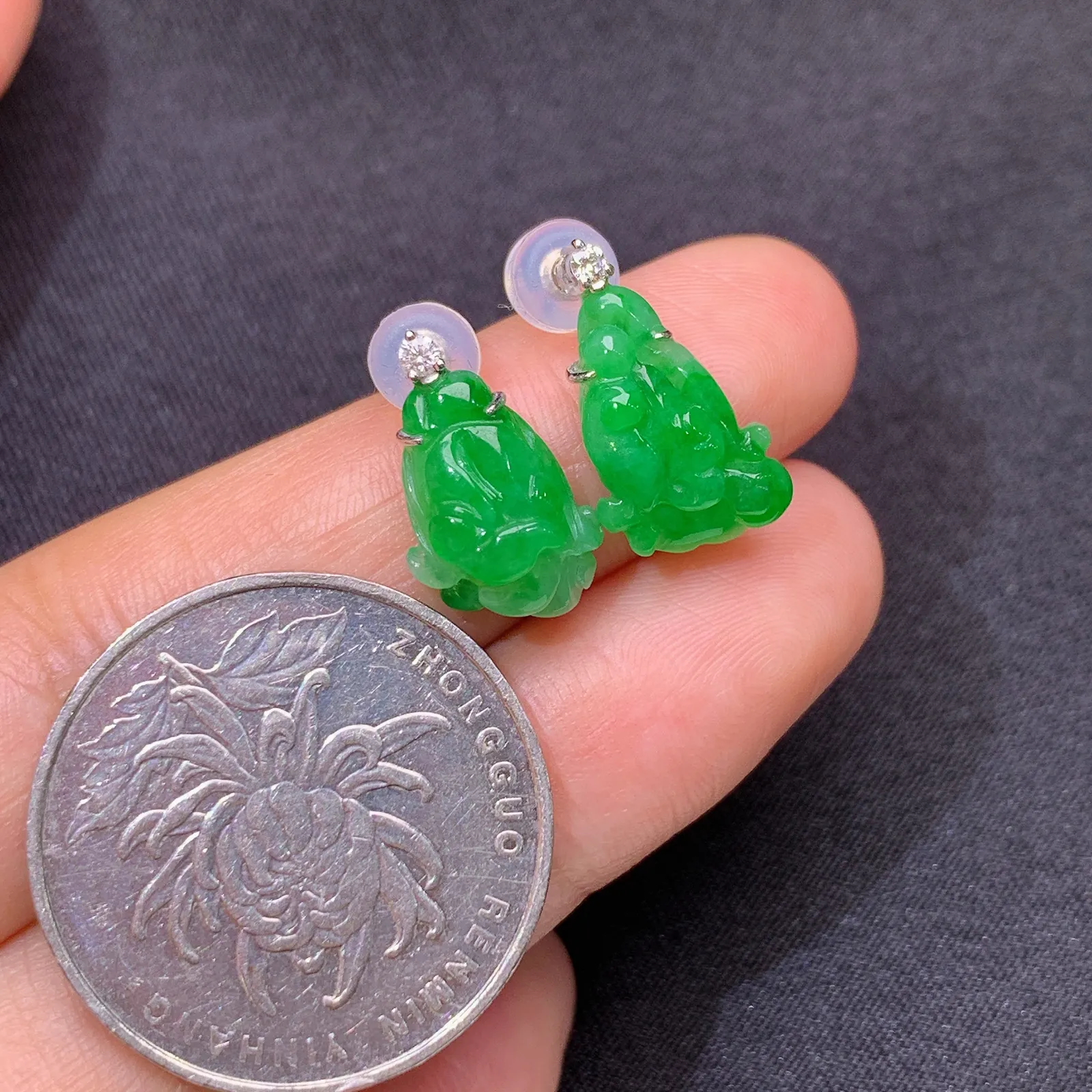 阳绿白菜耳坠，18k金镶嵌，简约时尚，冰润色阳，种水足Zha 尺寸12.7*8.8*4.1