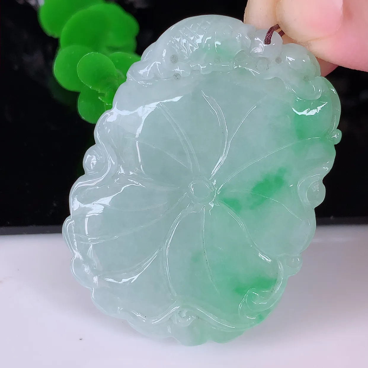自然光实拍，冰润飘绿翡翠荷叶鱼、和和美美玉坠，财源广进，自然隐逸、荷本是素不着尘之物，有和美之寓意。#05.26