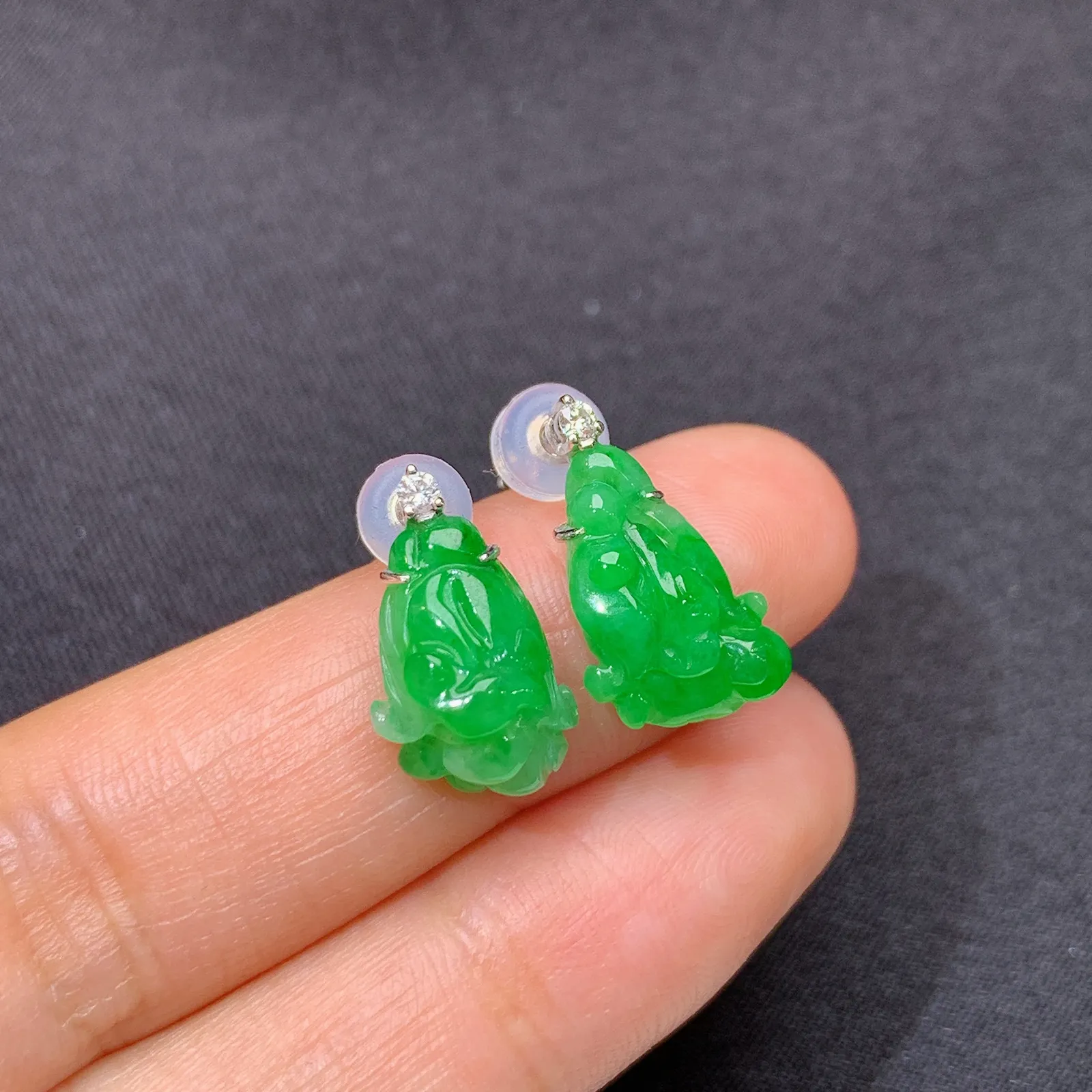 阳绿白菜耳坠，18k金镶嵌，简约时尚，冰润色阳，种水足Zha 尺寸12.7*8.8*4.1