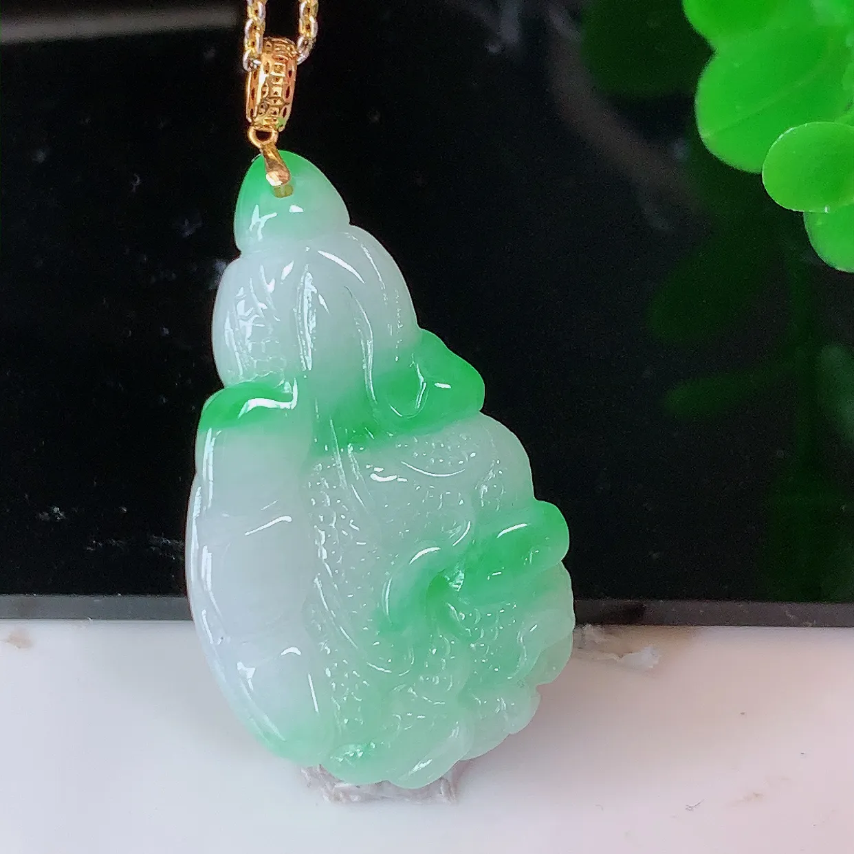 18K金镶嵌冰飘绿翡翠招百财白菜吊坠，百财聚来，财源滚滚，色泽鲜艳，精工水润的白菜，性价比高！#1.26