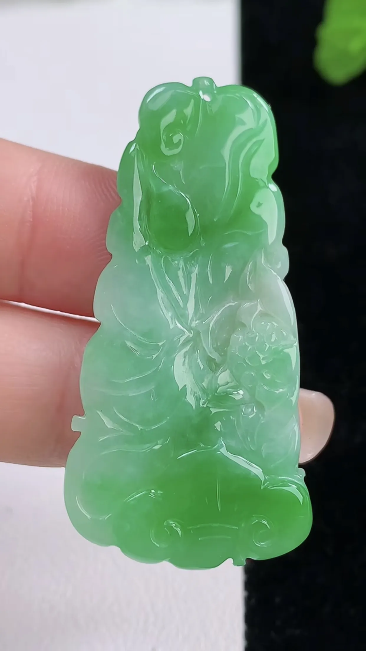 缅甸天然翡翠a货 老坑料起胶冰润 飘绿和和美美 荷花吊坠，尺寸46.2-22-4mm  y 7.68