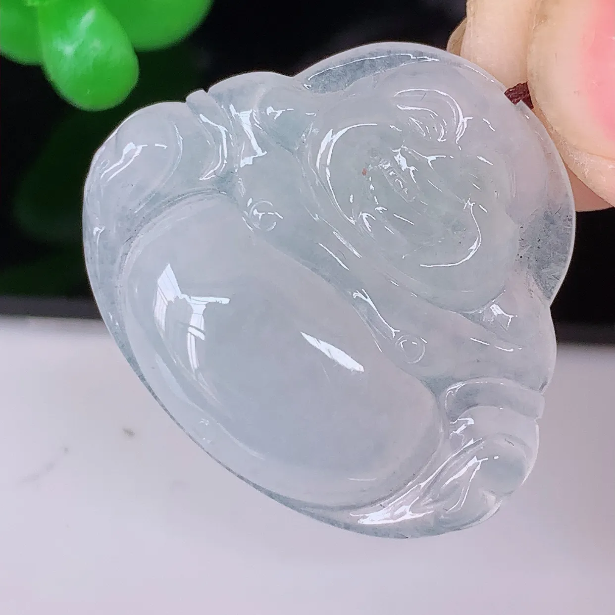 自然光实拍，冰种佛公翡翠吊坠，饱满， 佛公亦保平安，寓意有福（佛公）相伴，品相佳，配戴优雅迷人！#57.26