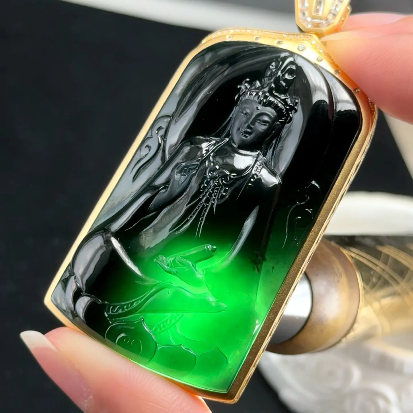 精品18k墨翠素衣观音 种好色正 黑度极好 打灯通透