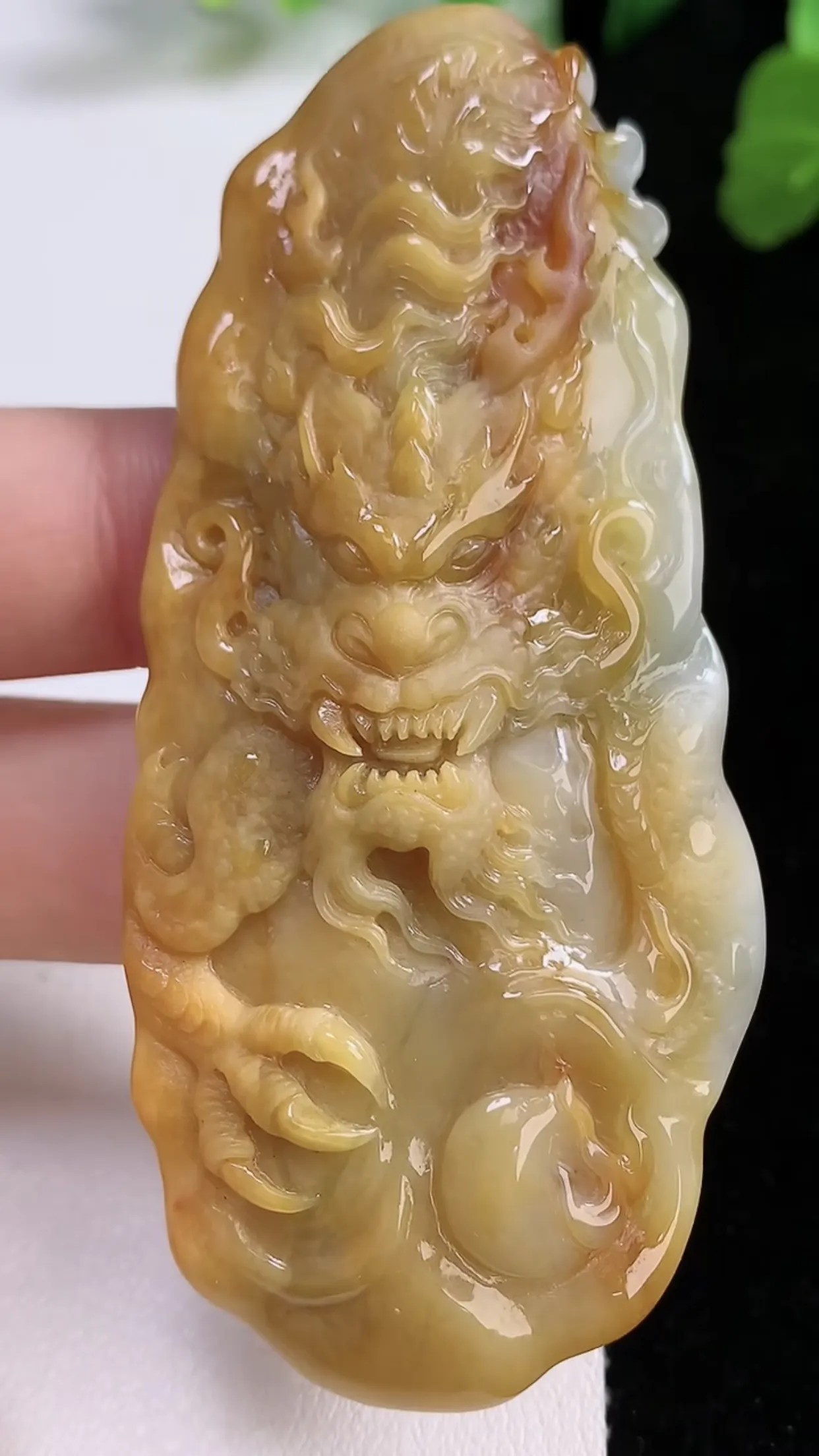 缅甸天然翡翠a货 老坑料起胶冰润 双彩黄翡霸气龙牌吊坠，尺寸75-33.5-10.2mm y 41.00