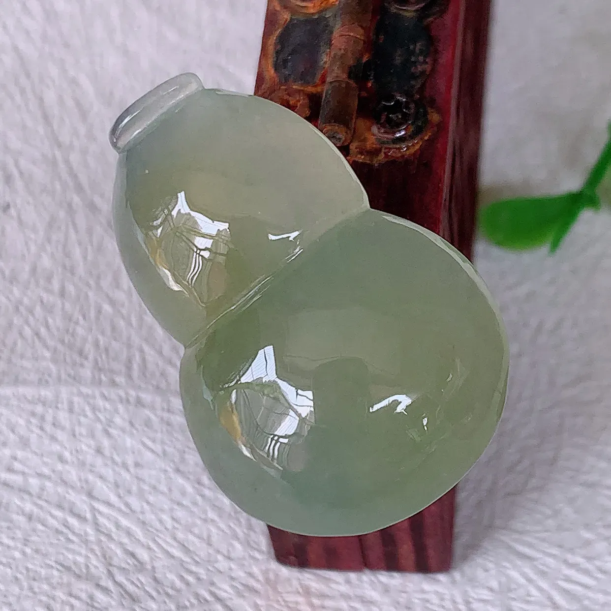 自然光实拍，冰胶黄翡翡翠葫芦吊坠，葫芦寓意福禄双全，财源滚滚，饱满，清新脱俗，佩戴效果优雅迷人！#01.26