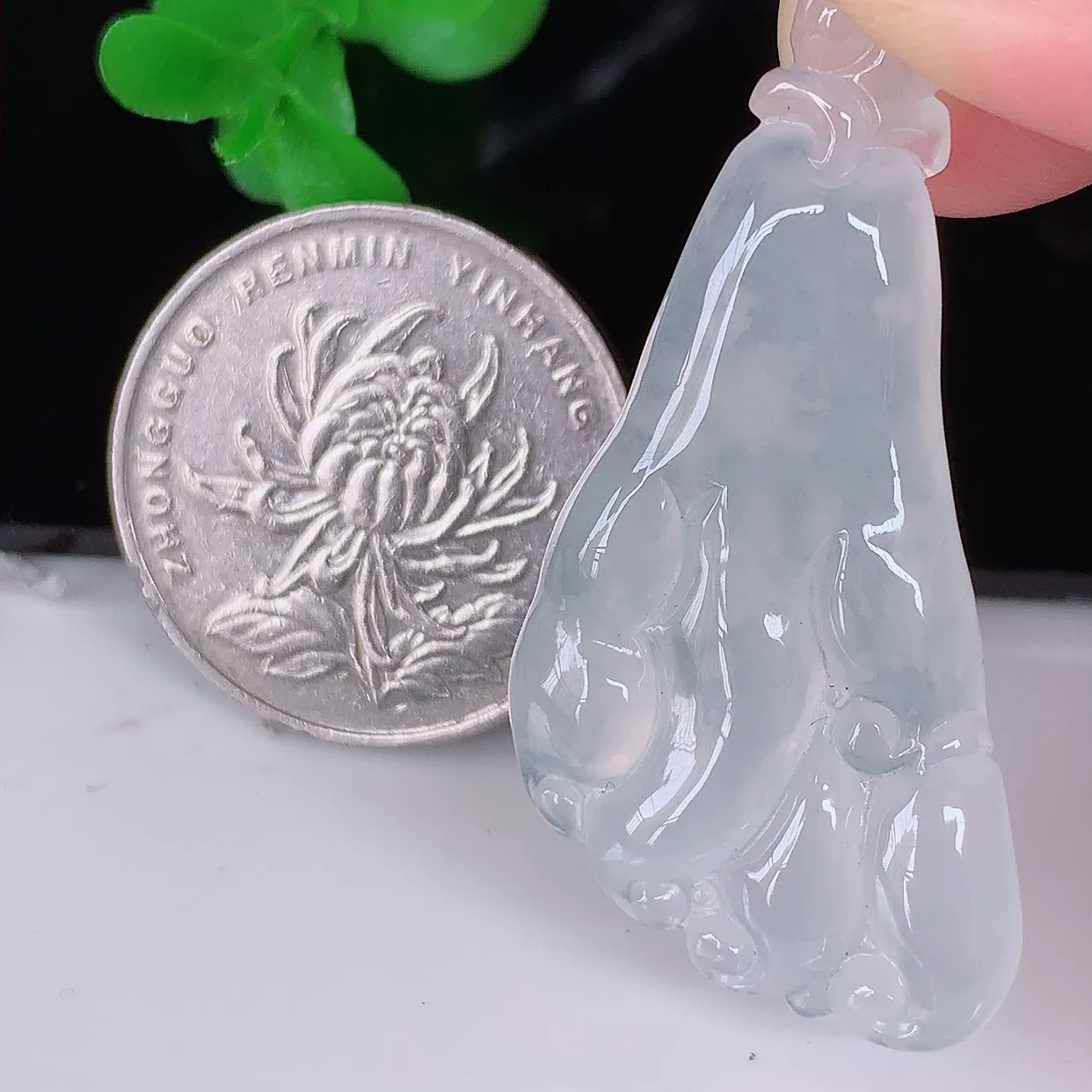 自然光实拍，冰种翡翠佛手吊坠，翠色灵动，种老水足，寓意好，品相佳，佩戴佳品！#01.26