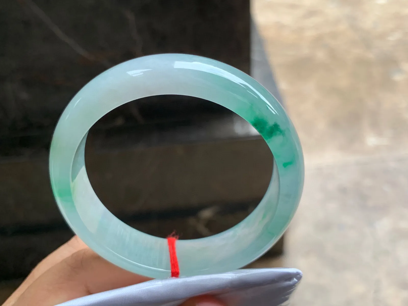 58-15.5-8mm
冰种带色宽版手镯 水润冰透 颜色漂亮 上手大气