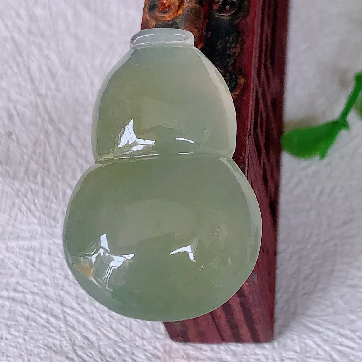 自然光实拍，冰胶黄翡翡翠葫芦吊坠，葫芦寓意福禄双全，财源滚滚，饱满，清新脱俗，佩戴效果优雅迷人！#01.26