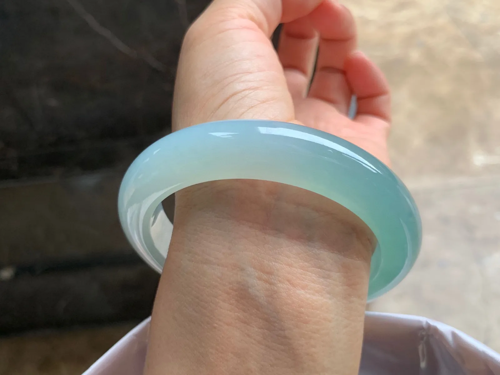 61-13-10mm
冰种湖水绿手镯 颜色漂亮 水润光泽 半山半水