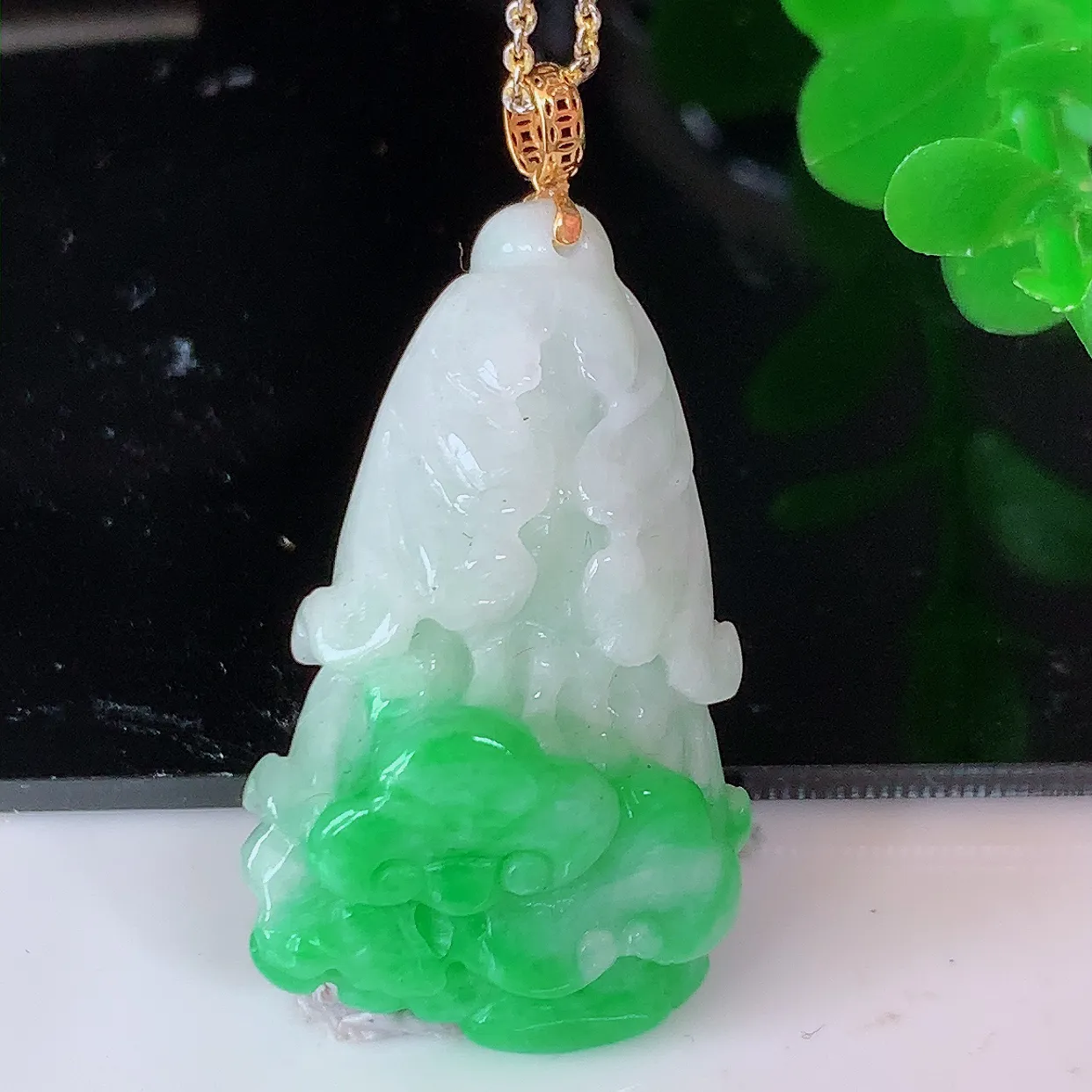 18K金镶嵌飘绿翡翠招百财白菜吊坠，百财聚来，财源滚滚，色泽鲜艳，精工水润的白菜，性价比高！#1.26