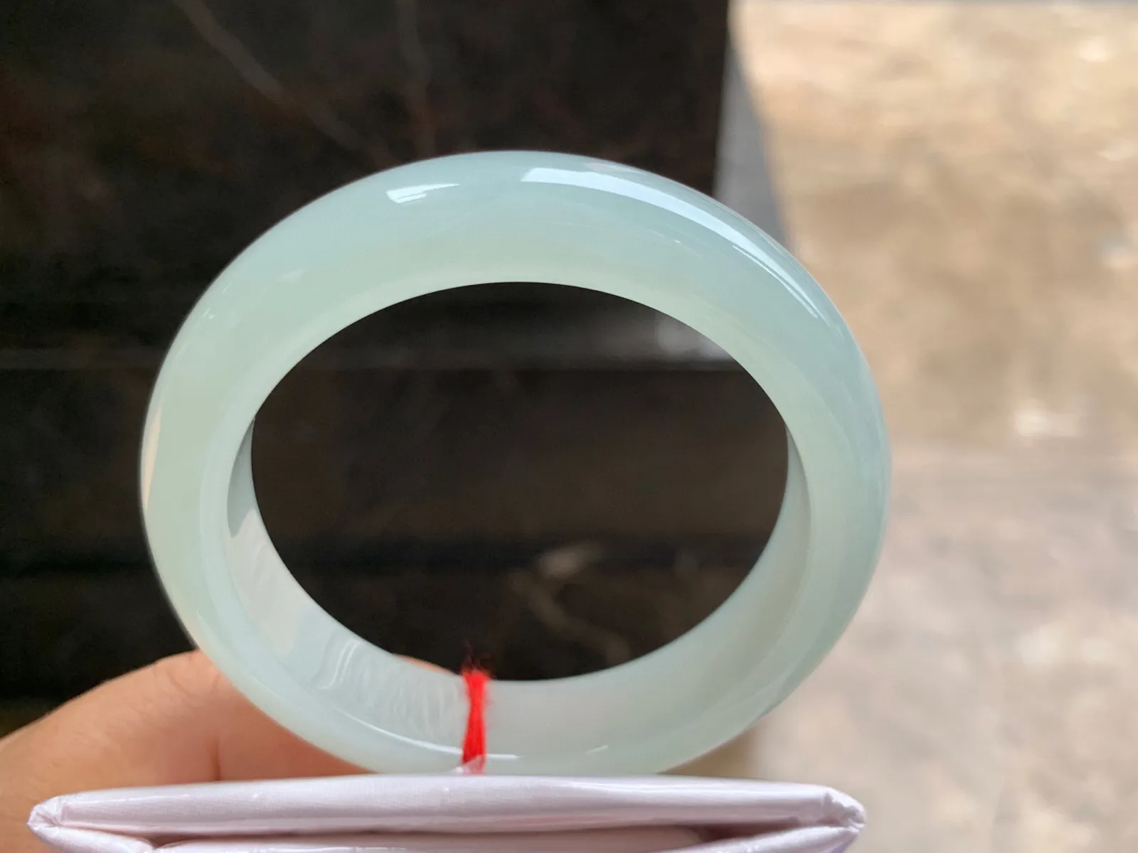 53.5-12.5-9mm
带底色手镯 肉质细嫩 底色很漂亮 拍不出来