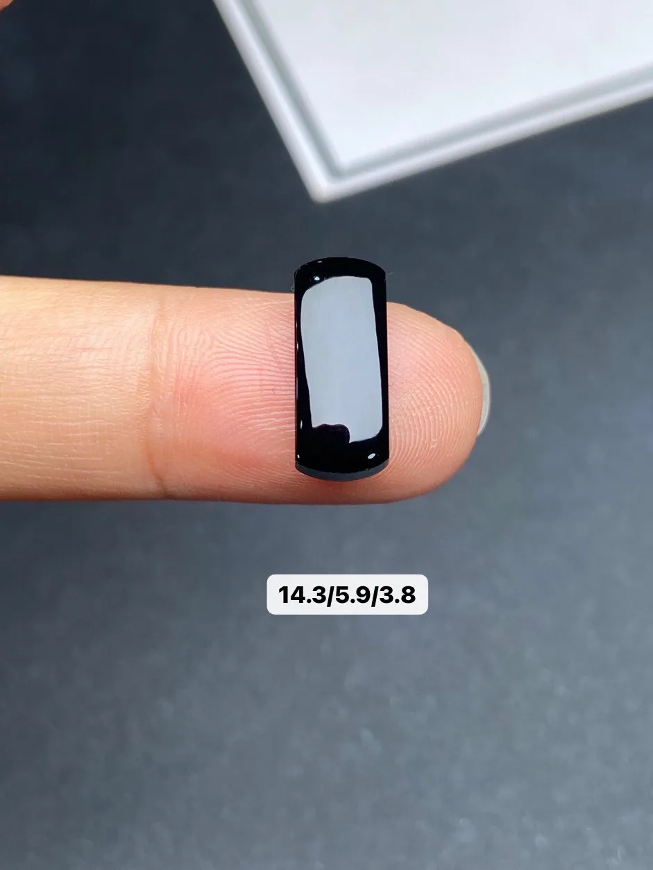 【墨翠裸石】
黑度油黑 灯打通透  品相饱满大气 尺寸14.3mm