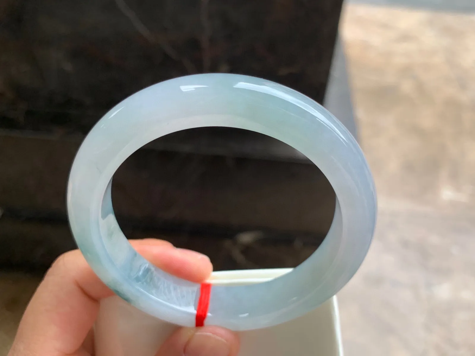 59-12.5-9mm
糯冰飘花大圈口手镯 底子细腻干净 水润蓝花