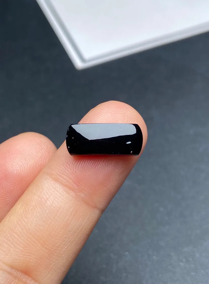 【墨翠裸石】
黑度油黑 灯打通透  品相饱满大气 尺寸14.3mm