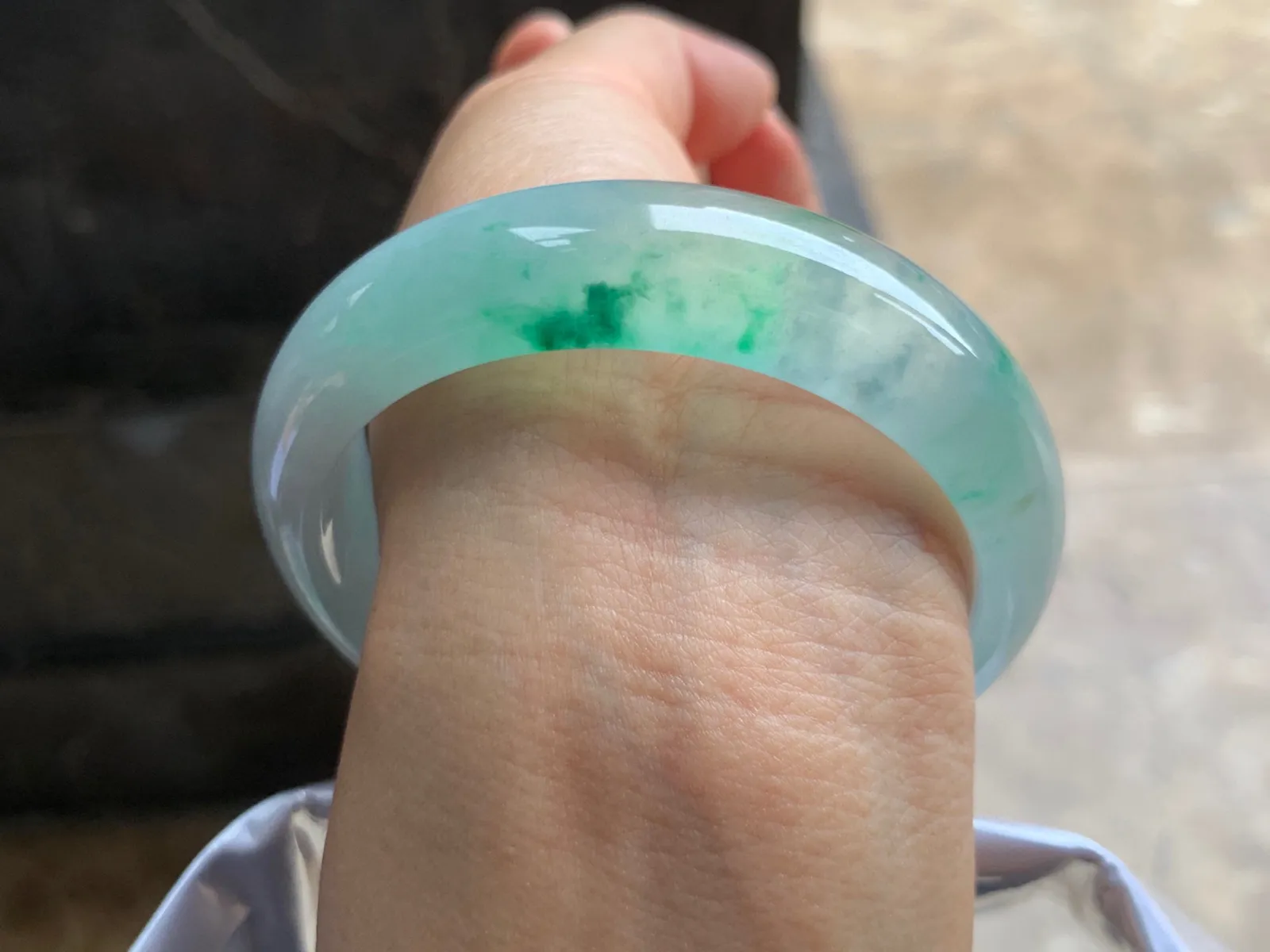 58-15.5-8mm
冰种带色宽版手镯 水润冰透 颜色漂亮 上手大气