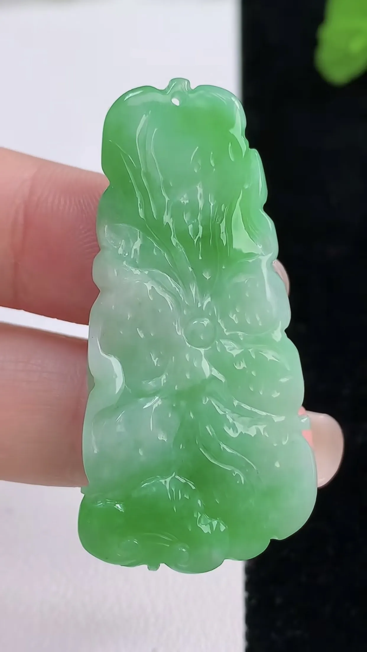 缅甸天然翡翠a货 老坑料起胶冰润 飘绿和和美美 荷花吊坠，尺寸46.2-22-4mm  y 7.68