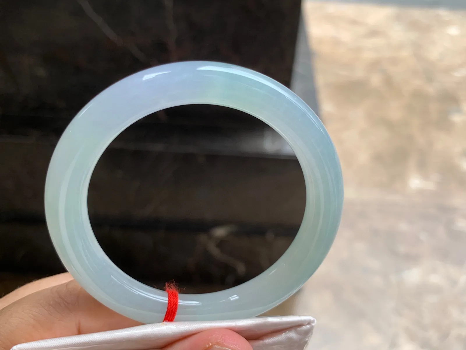 54.5-9.5mm
冰种淡春彩圆条手镯 温润细腻 清新淡雅 上手灵动秀美