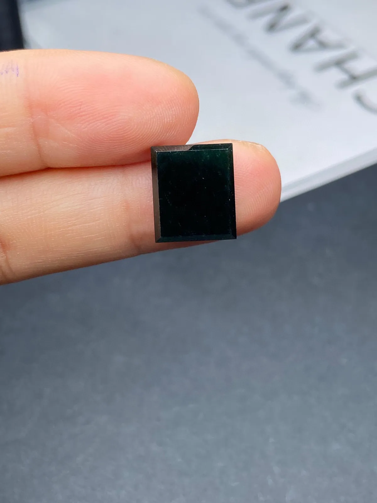【墨翠裸石】
 黑度好 灯打通透 品相饱满大气 尺寸12.4