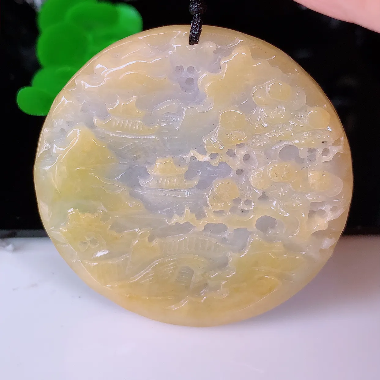 自然光实拍，冰润黄翡双彩翡翠山水牌吊坠，翡翠山水，立体生动形象，山水素材布局合理，意境感佳，佩戴上身