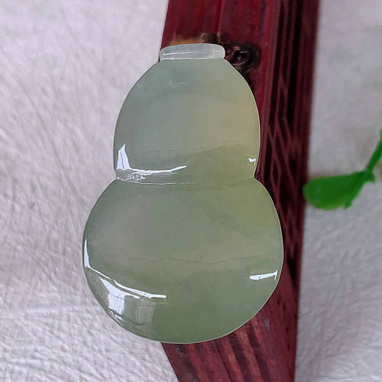 自然光实拍，冰胶黄翡翡翠葫芦吊坠，葫芦寓意福禄双全，财源滚滚，饱满，清新脱俗，佩戴效果优雅迷人！#01.26