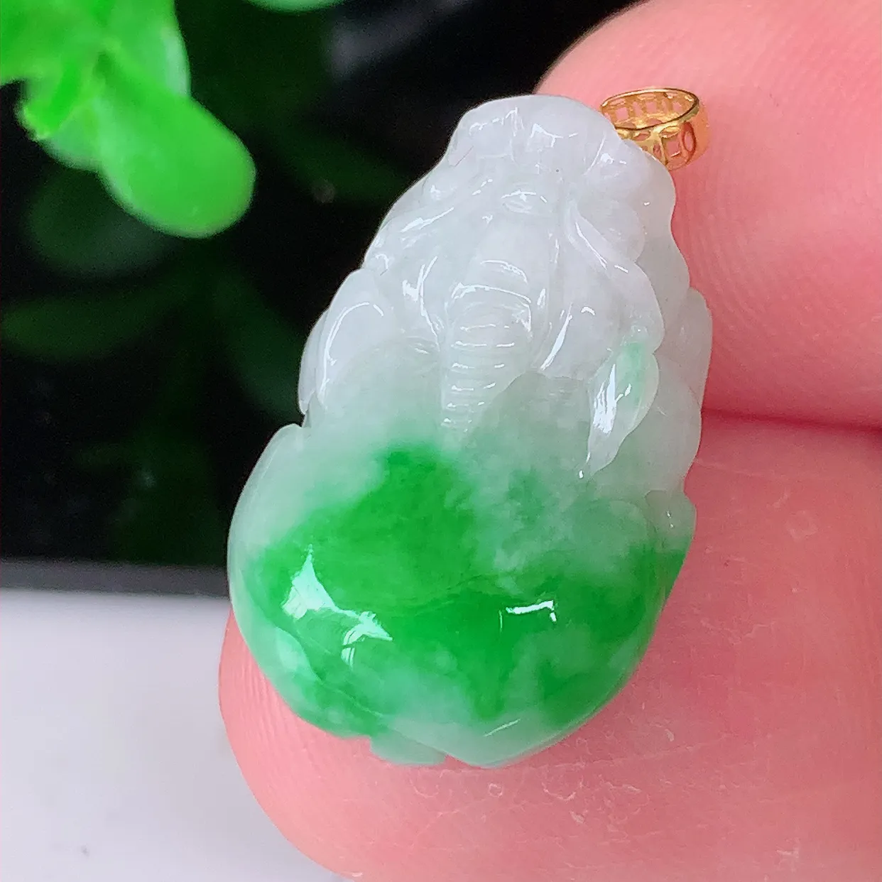 18K金镶嵌飘绿翡翠招财貔貅吊坠，民间有“一摸貔貅运程旺盛，再摸貔貅财运滚滚，三摸貔貅平步青云 ”的美好祝愿。#1.26