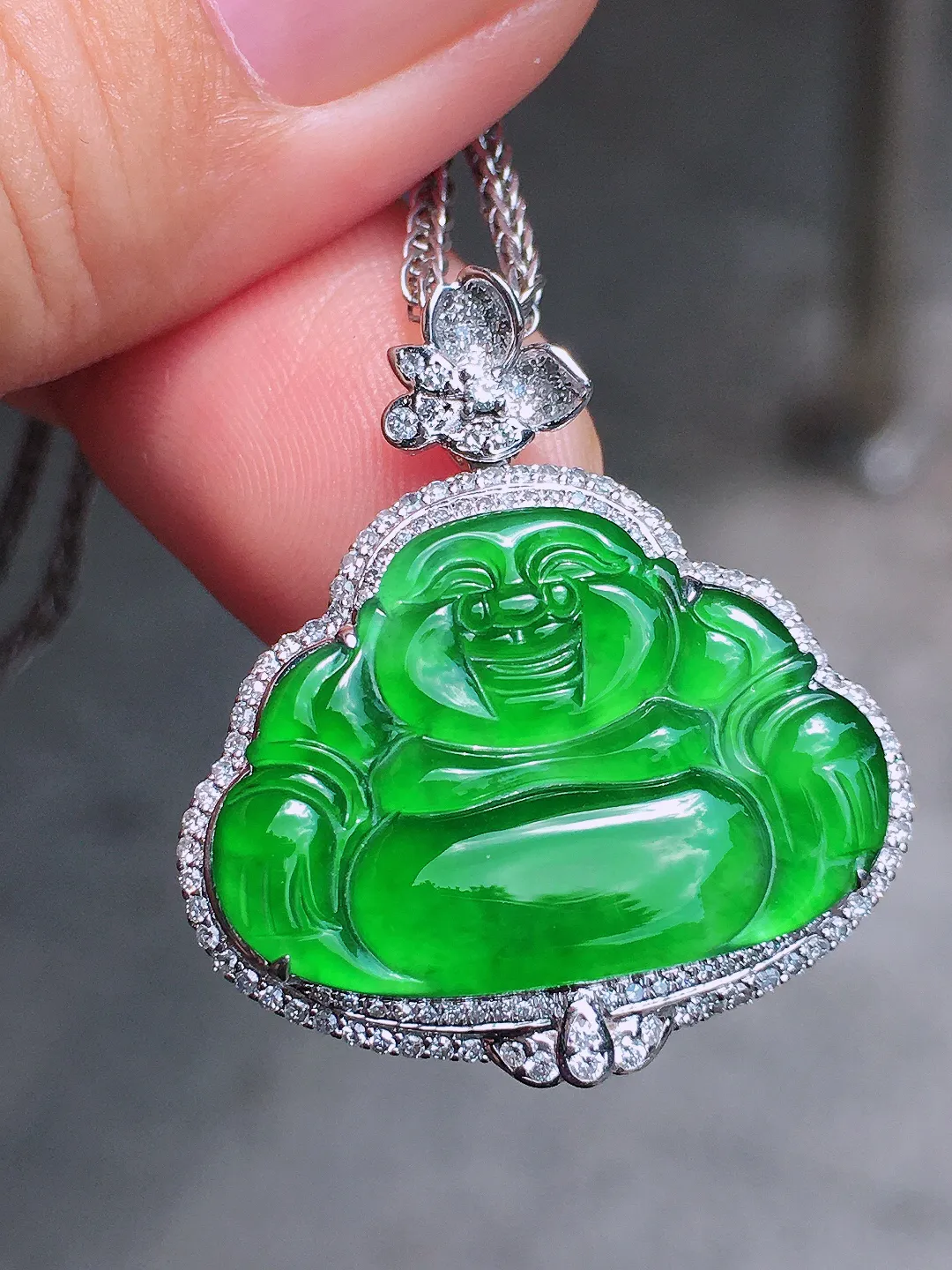 阳绿佛公吊坠，色泽均匀艳丽，玉质细腻，荧光感超
强，饱满圆润，气质满满。18k
金豪华镶嵌