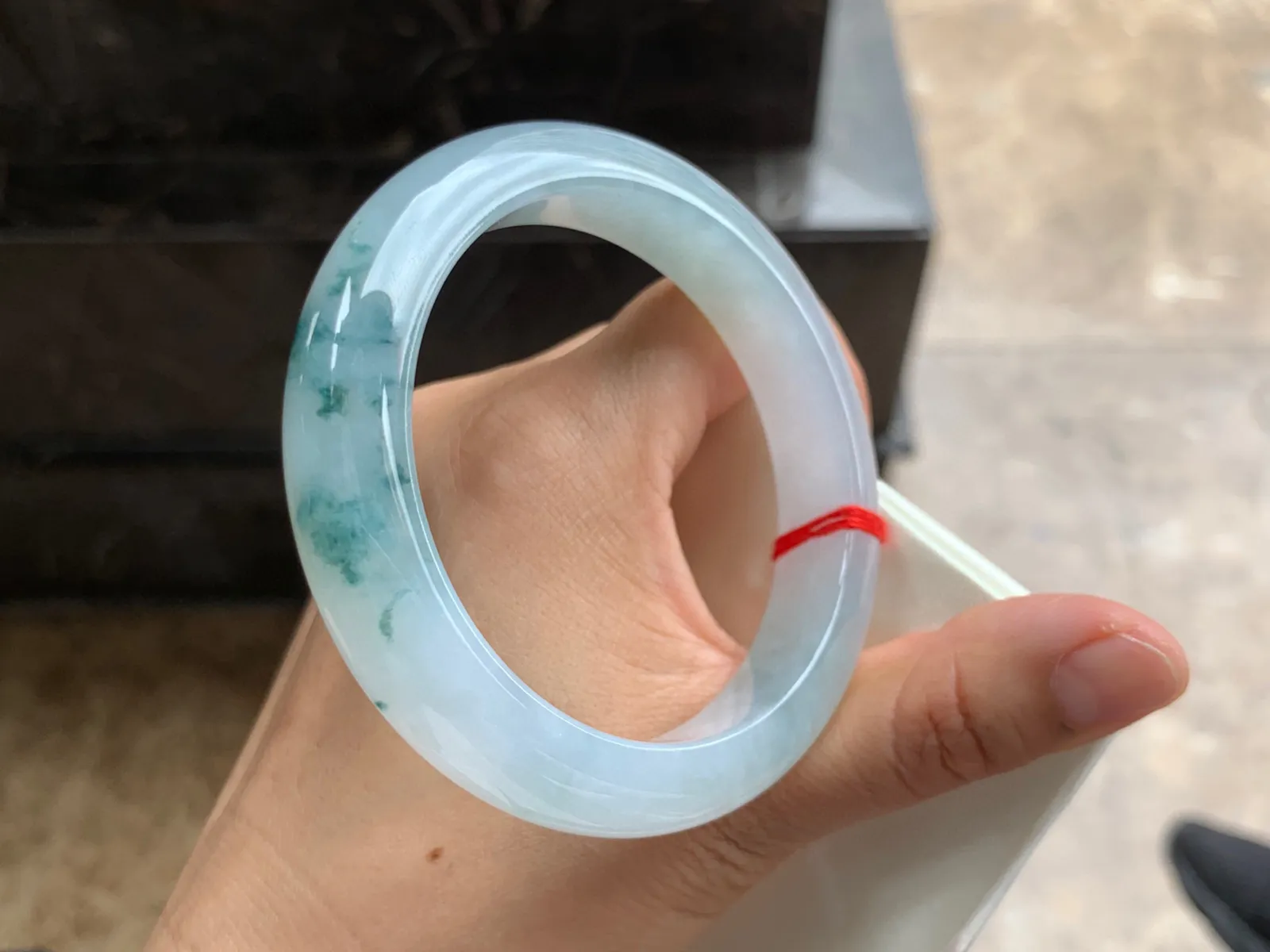 59-12.5-9mm
糯冰飘花大圈口手镯 底子细腻干净 水润蓝花