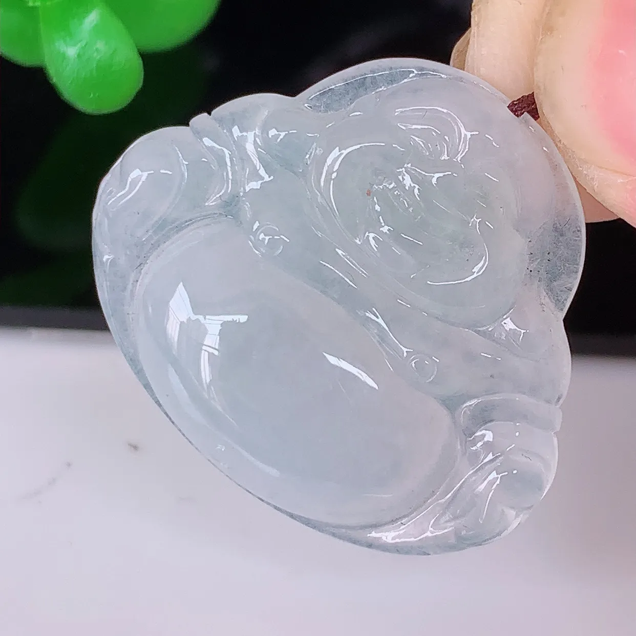 自然光实拍，冰种佛公翡翠吊坠，饱满， 佛公亦保平安，寓意有福（佛公）相伴，品相佳，配戴优雅迷人！#57.26