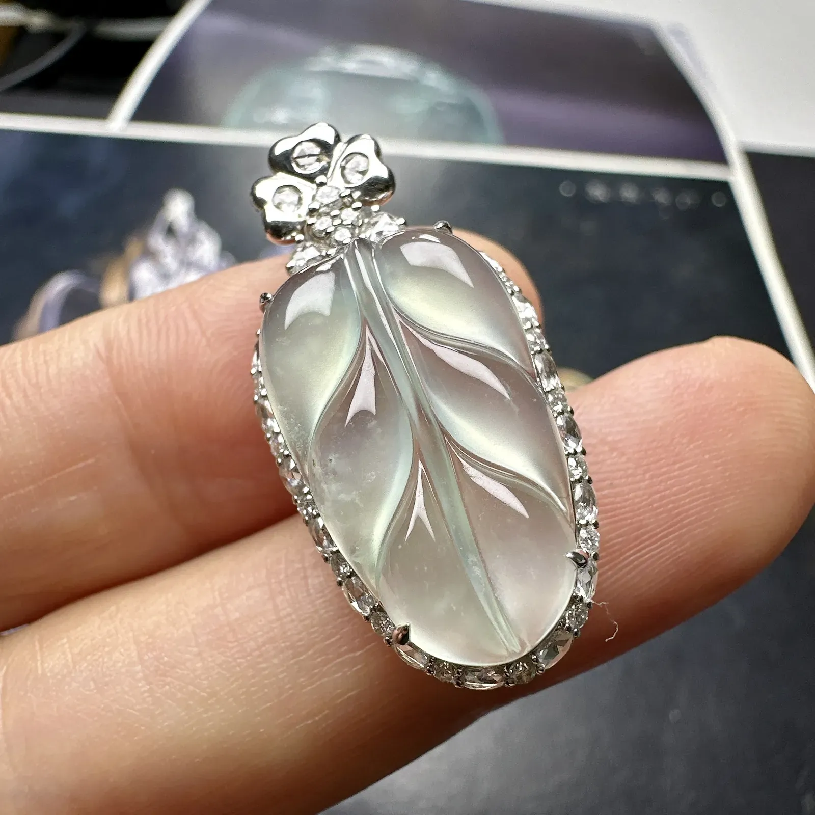 【冰种叶吊坠】金枝玉叶，种水上乘，晶莹剔透，纯净通透，莹光感很强。18k金钻镶嵌，裸石尺寸20.6*12.3*3.7毫米