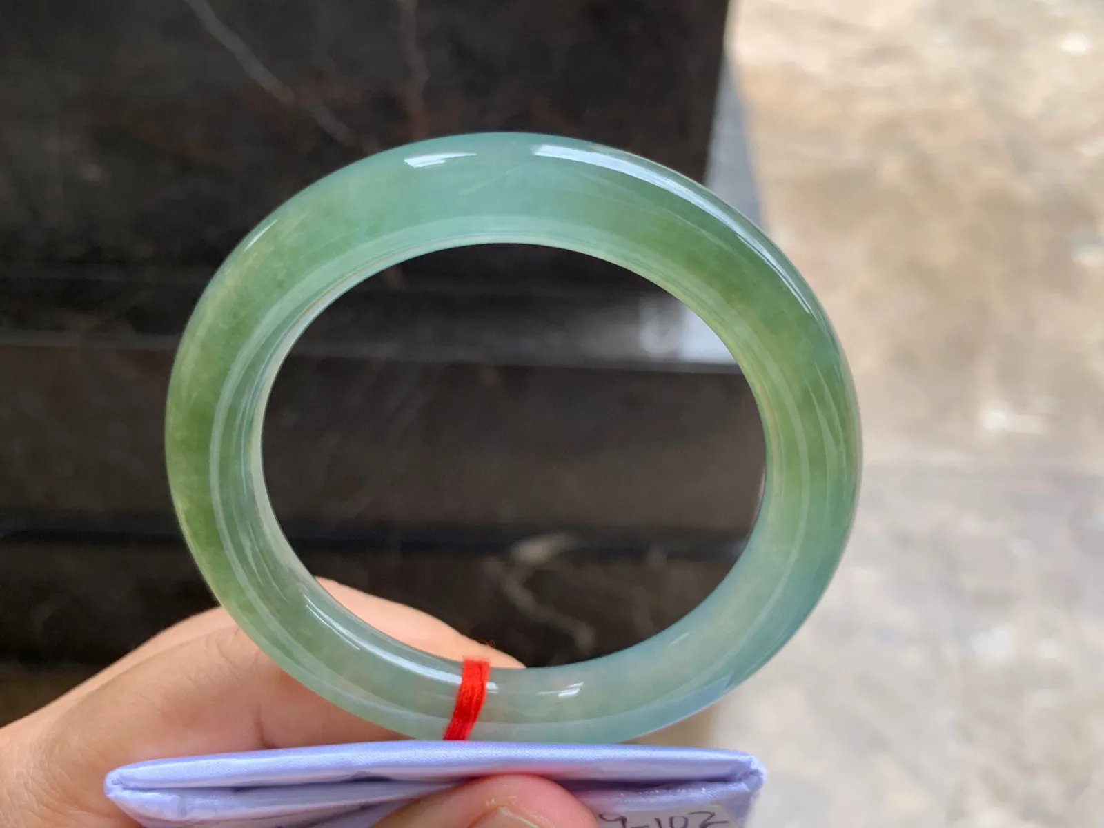 56-10mm
冰种橄榄绿手镯 冰透水润 颜色漂亮独特