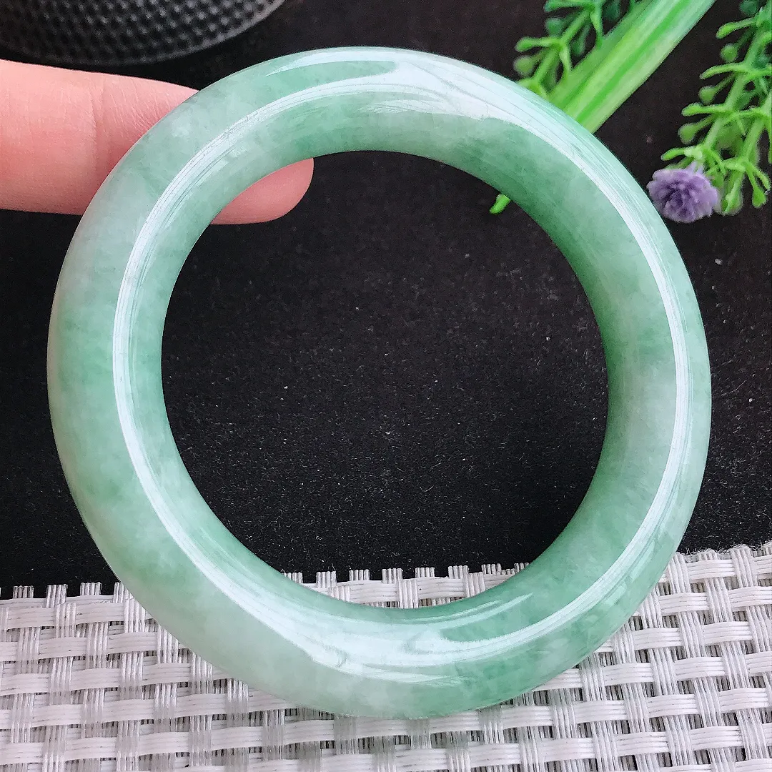 自然光54.5/12.1老坑秀气温润浅绿胖圆条手镯天然翡翠玉镯女款
