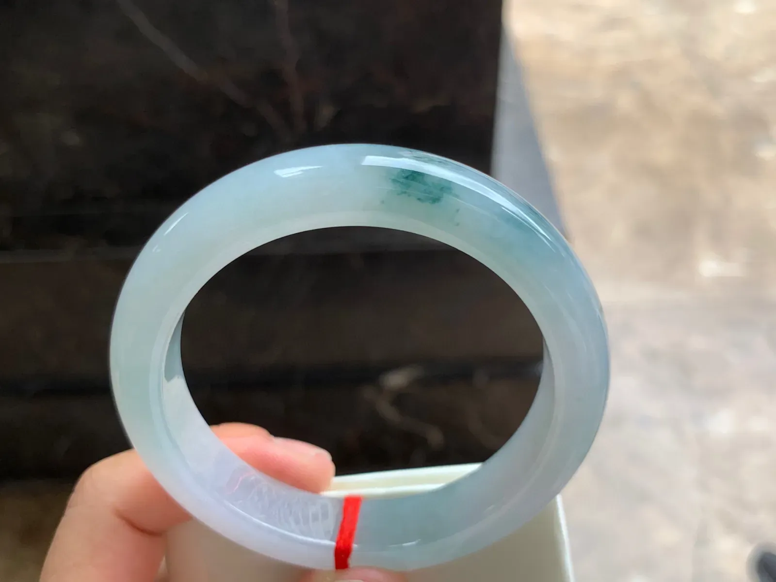59-12.5-9mm
糯冰飘花大圈口手镯 底子细腻干净 水润蓝花