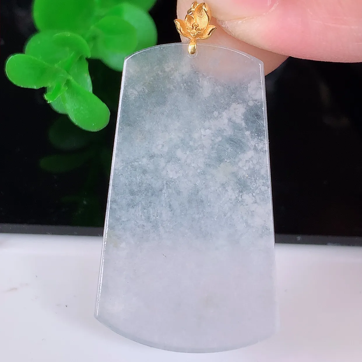 18K金镶嵌冰种意境雪花棉翡翠平安无事牌吊坠，翡翠无事牌，平平安安，无事牌翠色灵动，佩戴平安时尚！#