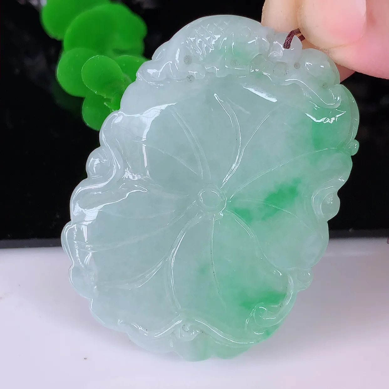 自然光实拍，冰润飘绿翡翠荷叶鱼、和和美美玉坠，财源广进，自然隐逸、荷本是素不着尘之物，有和美之寓意。#05.26