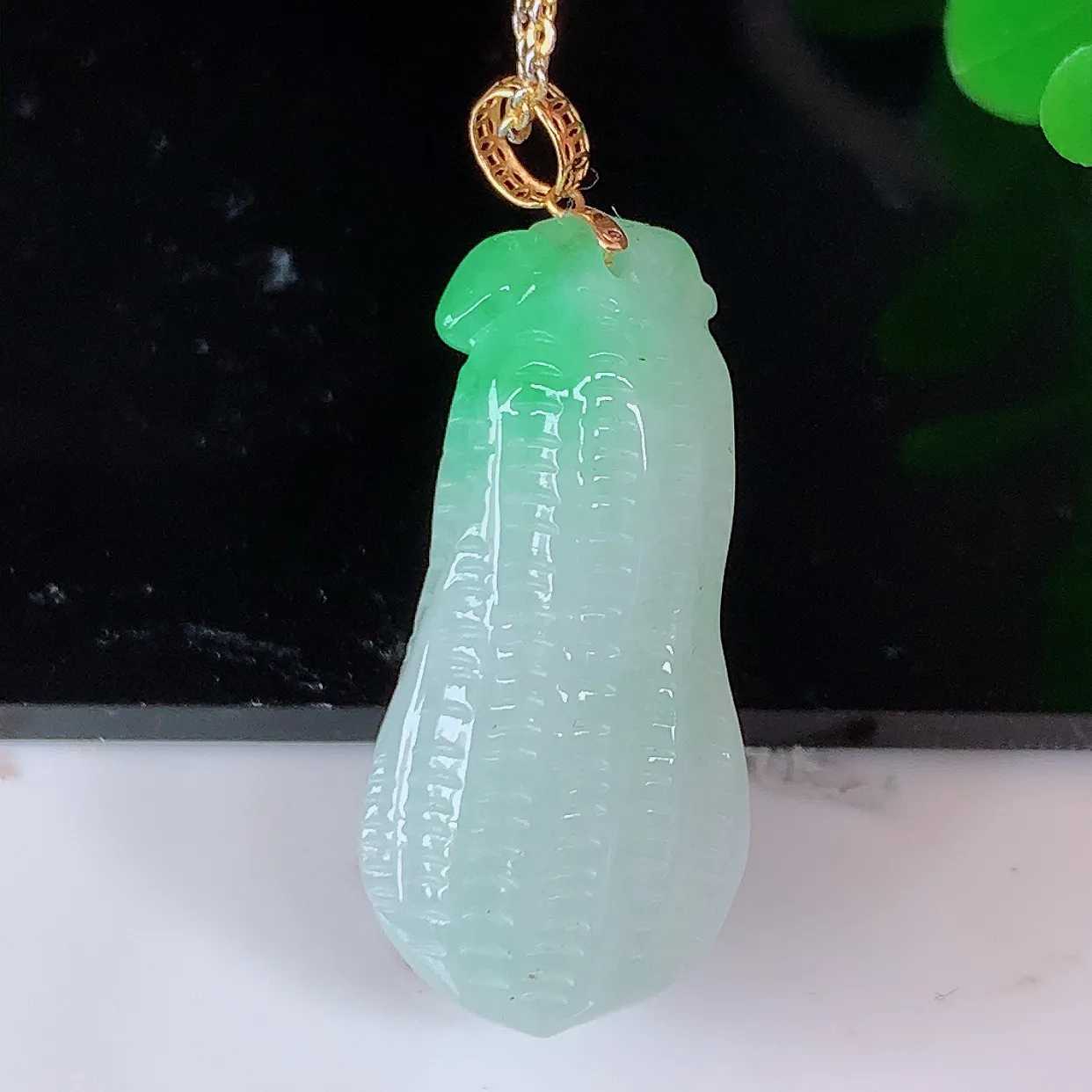 18k金镶嵌飘绿翡翠生意兴隆花生吊坠，沁人心脾，精致典雅的设计，为佩戴者，增添色彩，送礼自留都是佳品选择！#1.26
