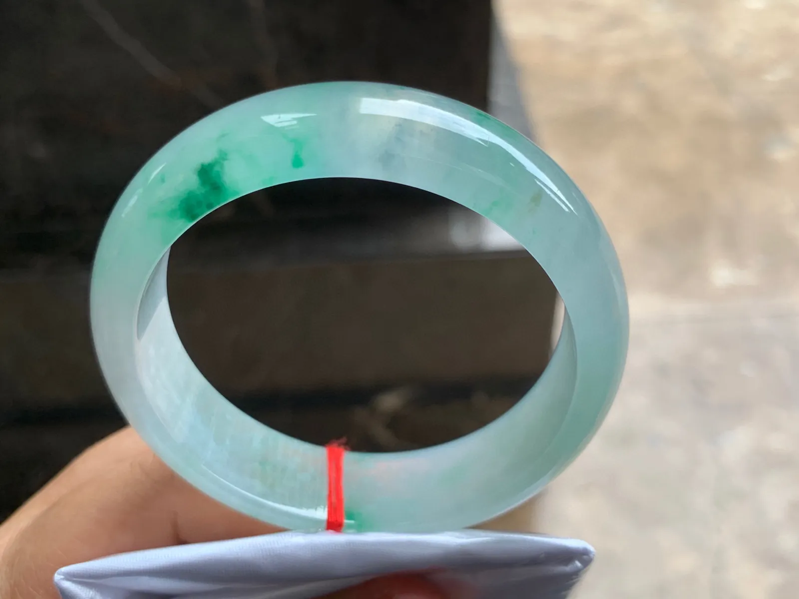 58-15.5-8mm
冰种带色宽版手镯 水润冰透 颜色漂亮 上手大气