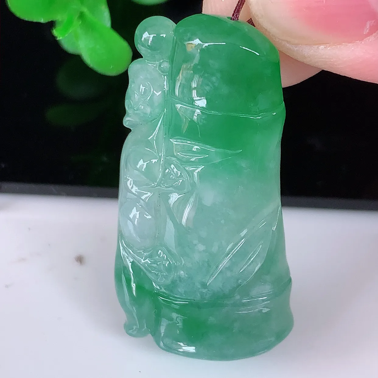 自然光实拍，冰飘绿翡翠节节高竹节玉坠，款式时尚大方，竹节寓意好，佩戴事业，学业节节高升！#01.26