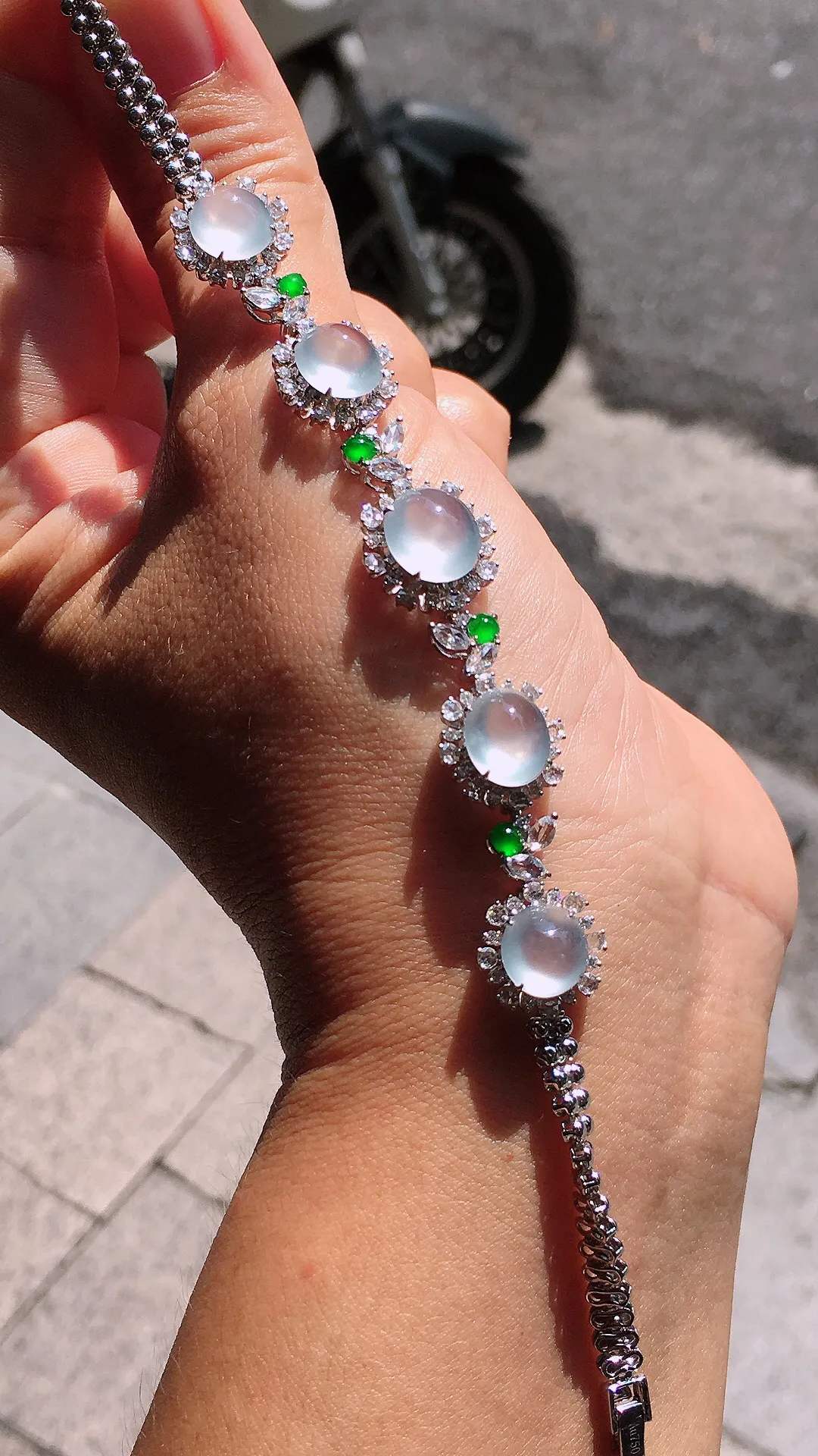 冰种蛋面手链，玉质细腻，荧光感超
强，饱满圆润，气质满满。18k
金豪华镶嵌