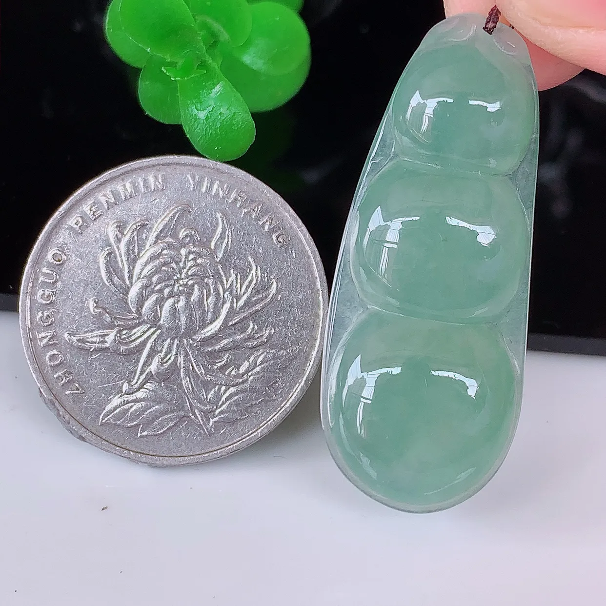 自然光实拍，冰种晴绿翡翠四季豆吊坠，平安豆福豆玉坠，冰润通透，豆粒饱满，寓意：豆蔻年华！#57.26