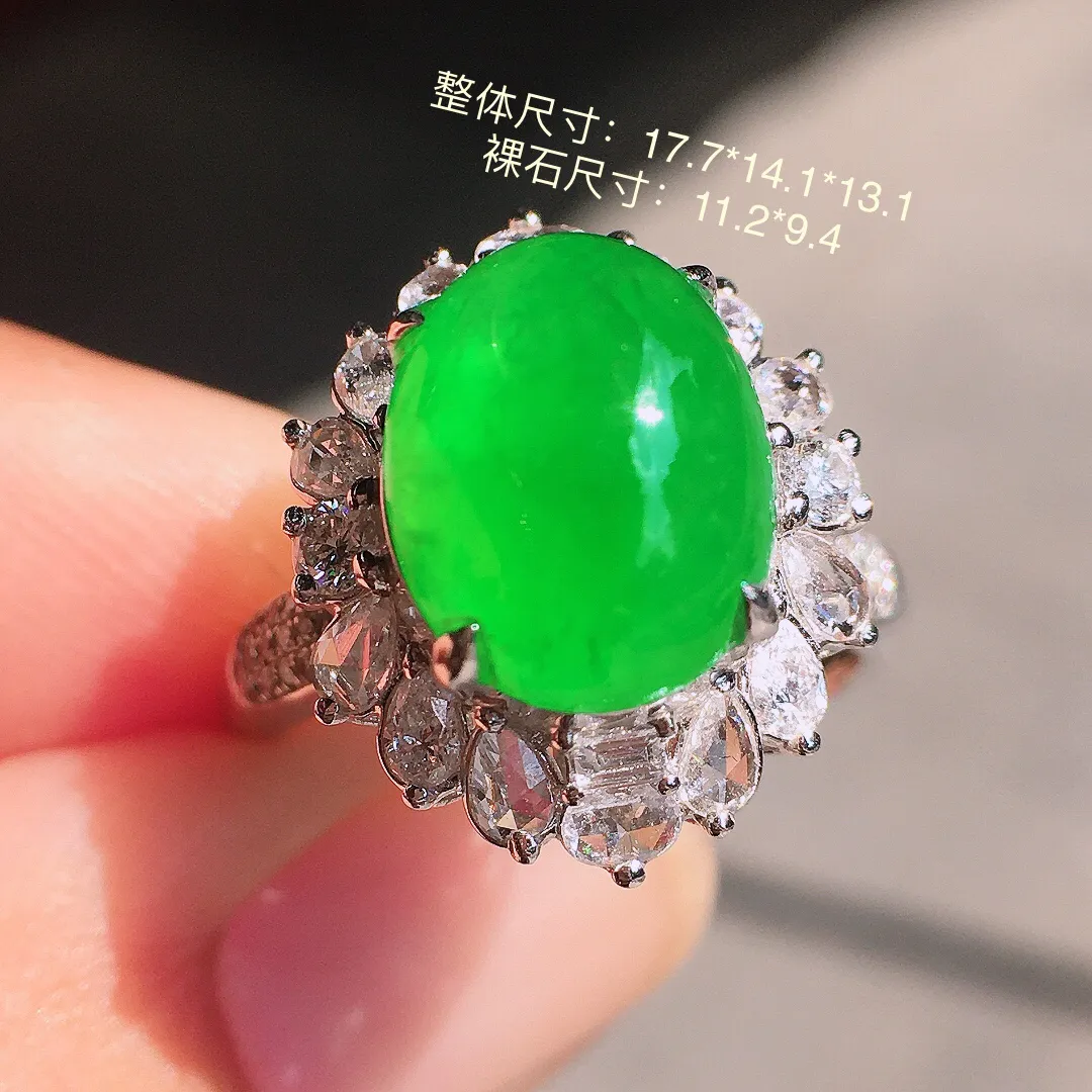 阳绿蛋面戒指，色泽均匀艳丽，玉质细腻，荧光感超
强，饱满圆润，气质满满。18k
金豪华镶嵌