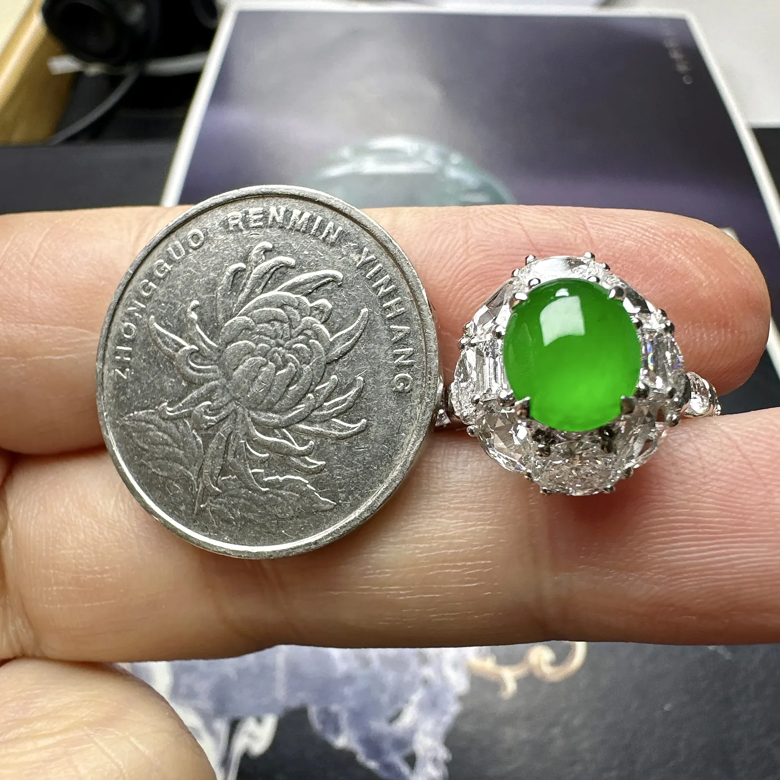 【冰种满绿蛋面戒指】流行款，质地细腻，荧光感强烈，18K金钻镶嵌，裸石尺寸8.2*6.8*4毫米。戒圈可改