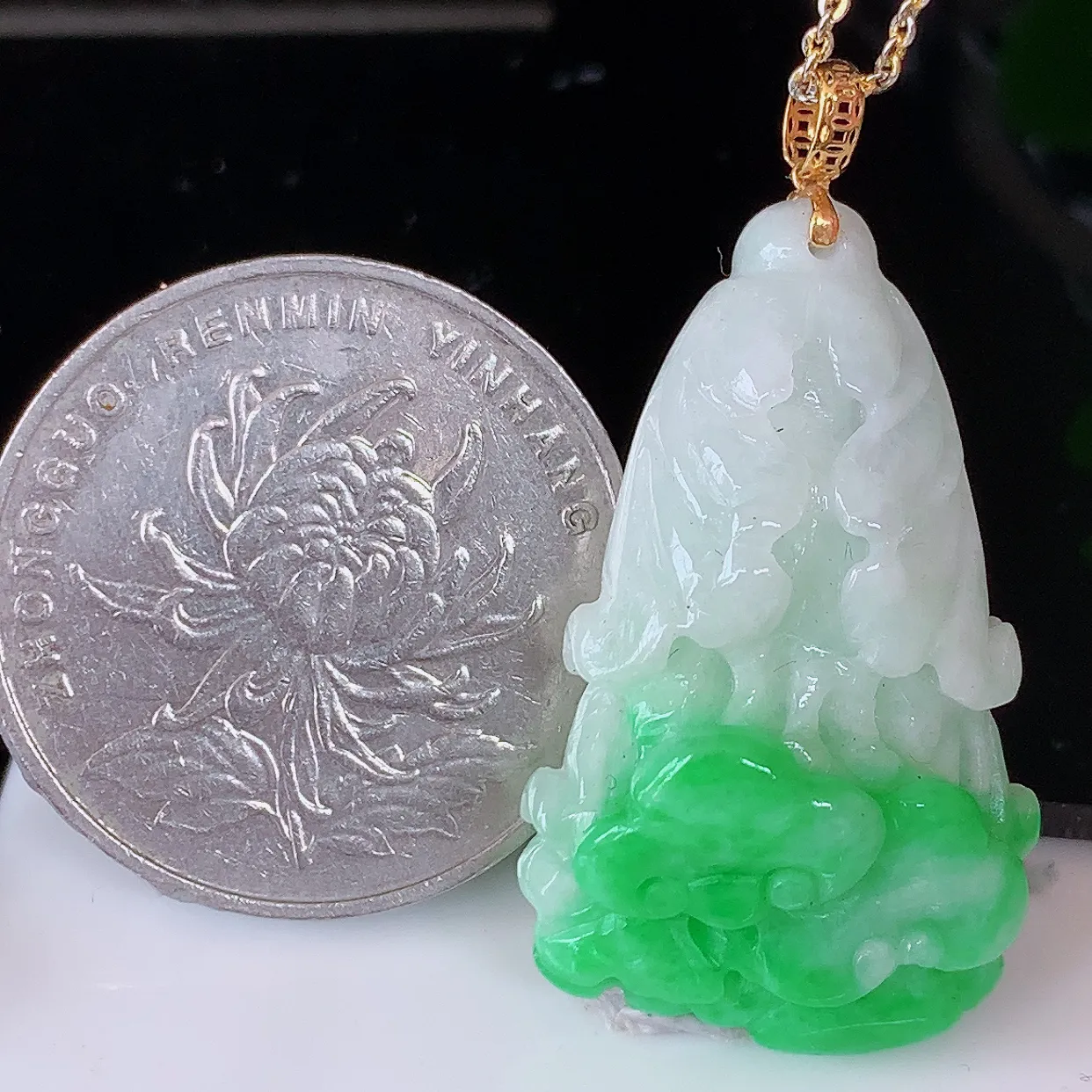 18K金镶嵌飘绿翡翠招百财白菜吊坠，百财聚来，财源滚滚，色泽鲜艳，精工水润的白菜，性价比高！#1.26