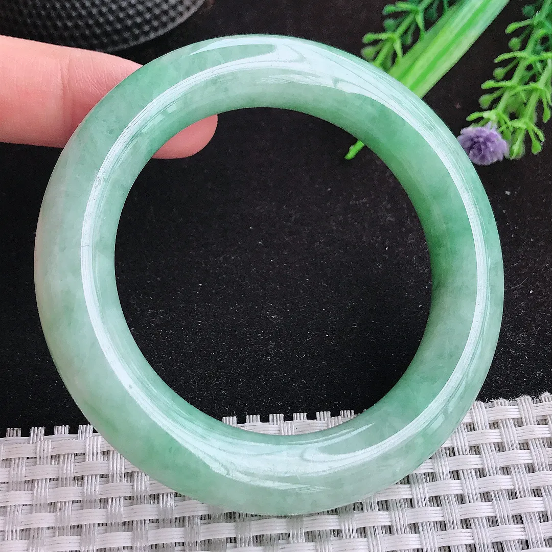 自然光54.5/12.1老坑秀气温润浅绿胖圆条手镯天然翡翠玉镯女款