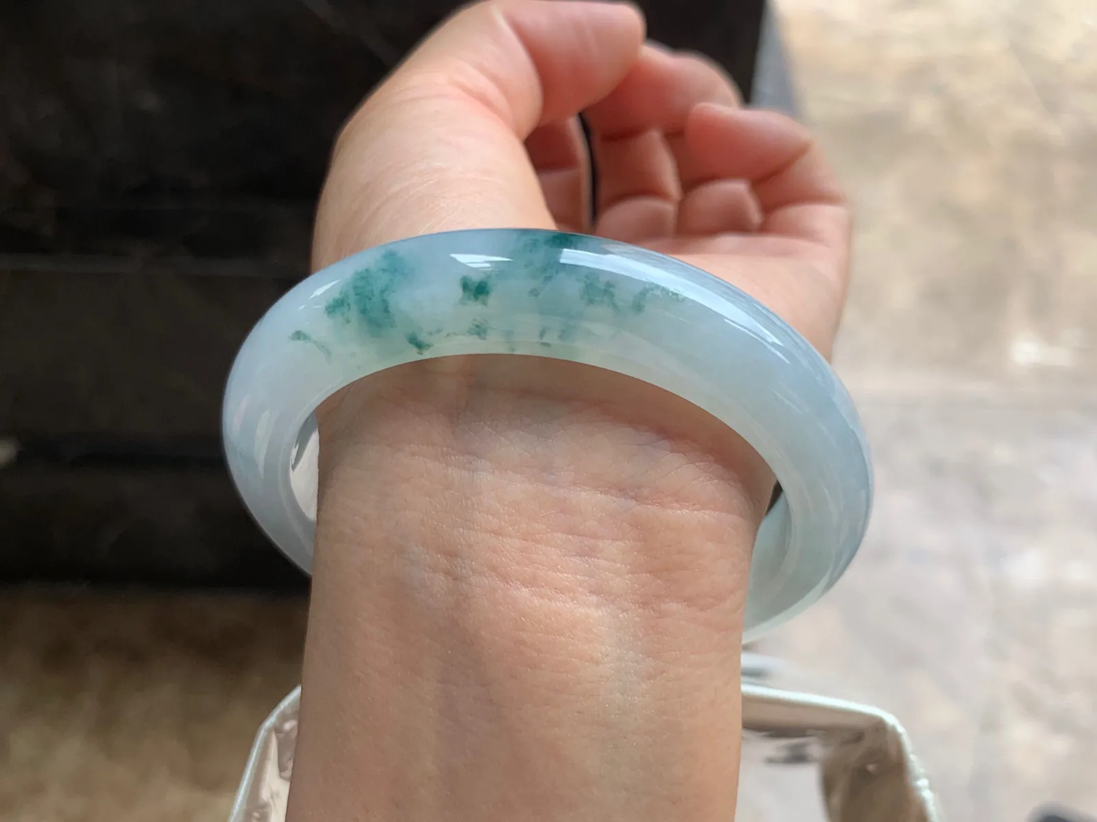 59-12.5-9mm
糯冰飘花大圈口手镯 底子细腻干净 水润蓝花