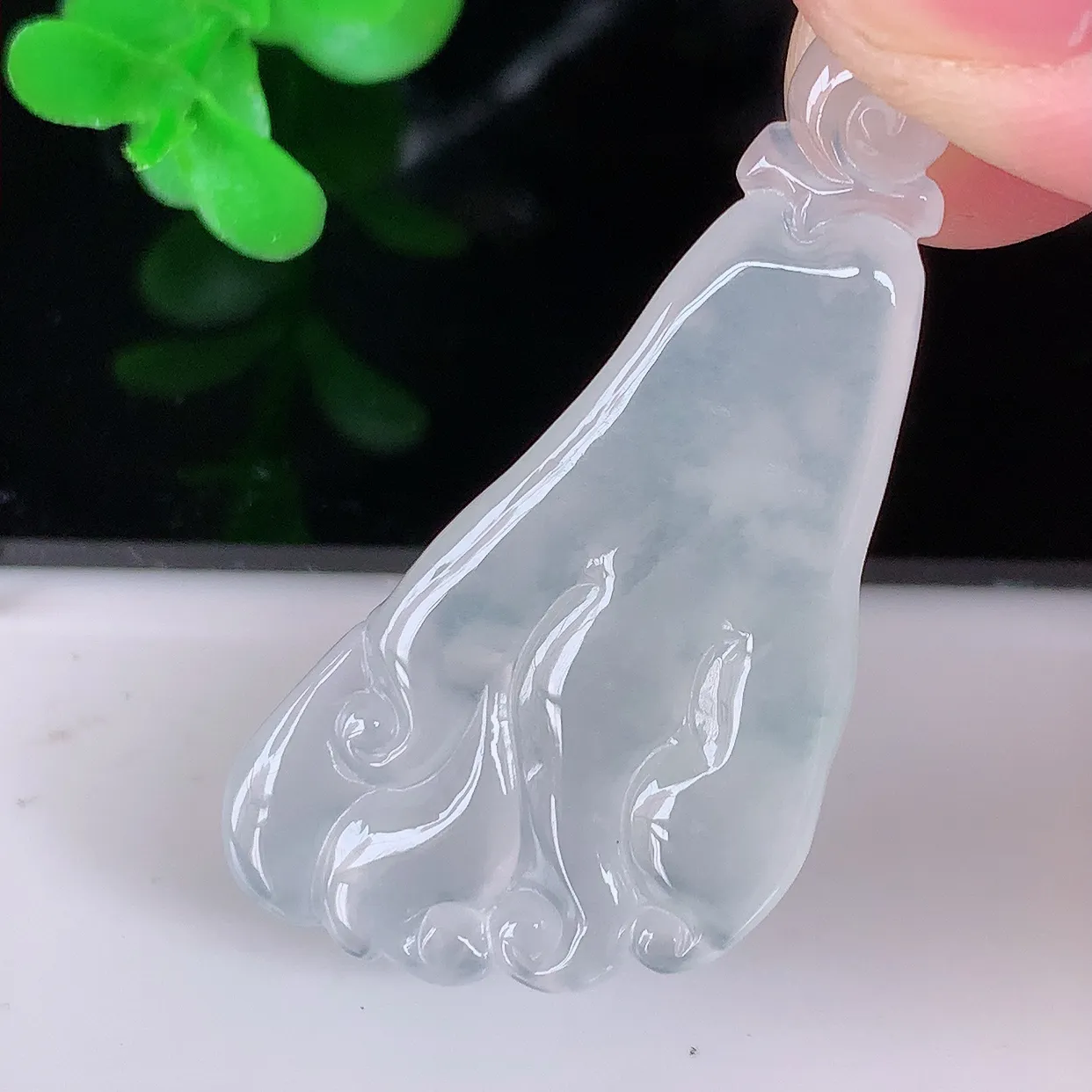 自然光实拍，冰种翡翠佛手吊坠，翠色灵动，种老水足，寓意好，品相佳，佩戴佳品！#01.26